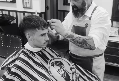 Barbero cortando el pelo